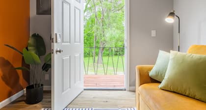 Cozy 2-bedroom apartment close to Kansas City, King bed and Workspace