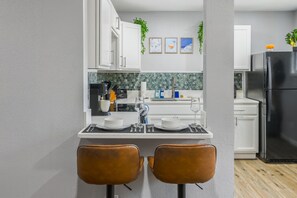 Een koelkast, een microgolfoven, een oven, een kookplaat