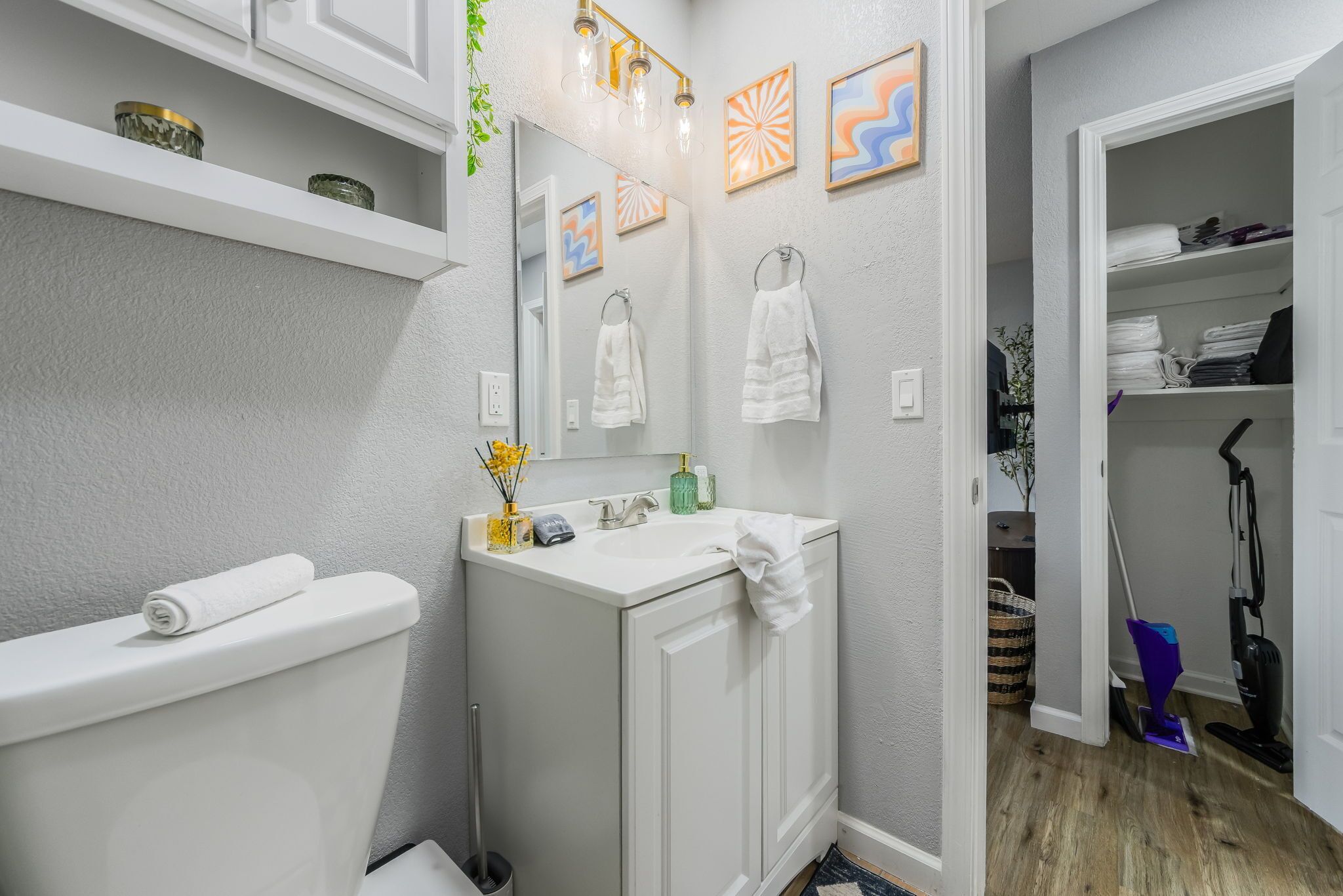 Een haardroger, handdoeken, zeep, shampoo