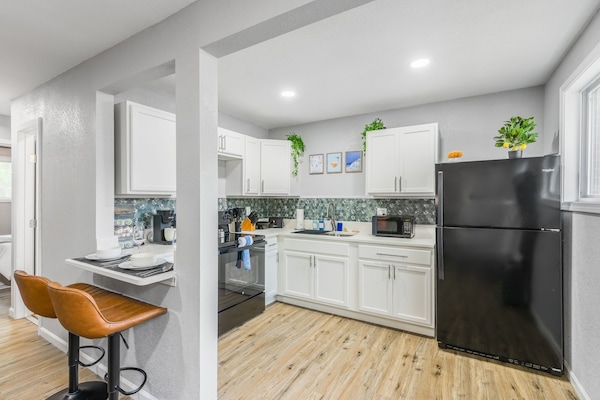 Geladeira, micro-ondas, fogão, cooktop