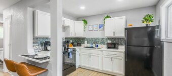 Cozy 2-bedroom apartment close to Kansas City, King bed and Workspace