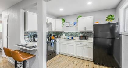 Cozy 2-bedroom apartment close to Kansas City, King bed and Workspace