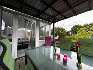 Outdoor dining - Family-friendly vacation apartment close to the city and the river Hase. (Haselünne)