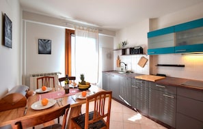 Réfrigérateur, plaque de cuisson, lave-vaisselle, cafetière/bouilloire
