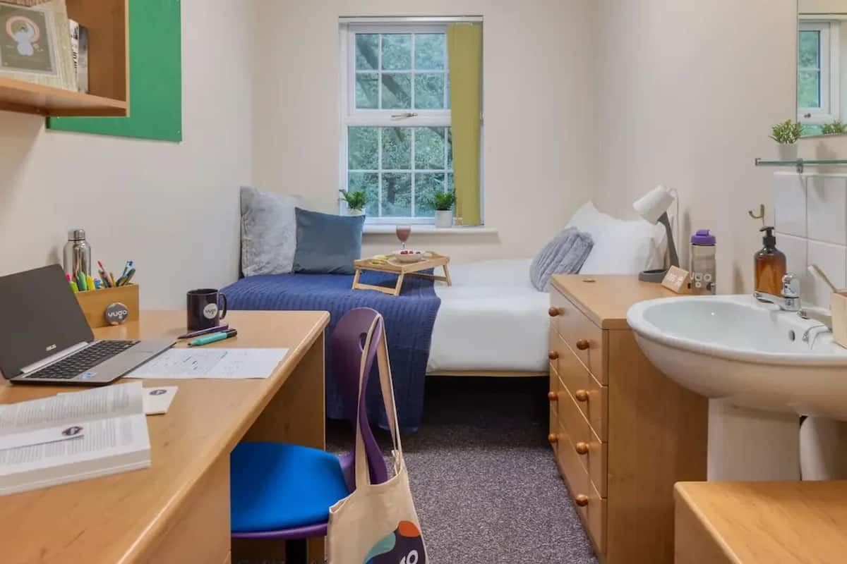5 bedrooms, blackout curtains, free WiFi, bed sheets
