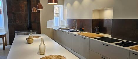 Réfrigérateur, micro-ondes, four, plaque de cuisson