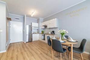 KĂŒhlschrank, Ofen, Herdplatte, Wasserkocher mit Kaffee-/Teezubehör