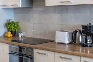 Réfrigérateur, four, plaque de cuisson, cafetière/bouilloire