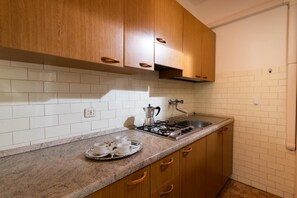 Frigorifero, microonde, seggiolone, pentole/stoviglie/utensili