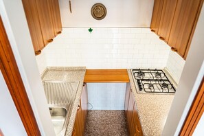 Kühlschrank, Mikrowelle, Hochstuhl, Kochgeschirr/Geschirr/Besteck