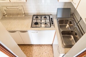 ثلاجة، ميكروويف، كرسي للأطفال، مستلزمات طهي/أطباق/أوعية