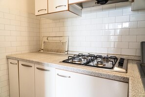 Refrigerador, microondas, periquera y utensilios de cocina 