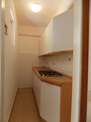 Kühlschrank, Mikrowelle, Hochstuhl, Kochgeschirr/Geschirr/Besteck