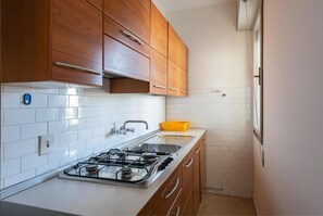 Kühlschrank, Mikrowelle, Hochstuhl, Kochgeschirr/Geschirr/Besteck