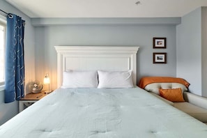 1 bedroom, iron/ironing board, WiFi, bed sheets - Remodeled Oceanfront Suite - Indoor Pool and Ocean Views! (Lincoln City)