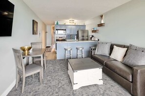 TV, offices - Remodeled Oceanfront Suite - Indoor Pool and Ocean Views! (Lincoln City)