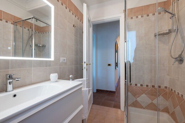 Douche, sèche-cheveux, bidet, serviettes fournies