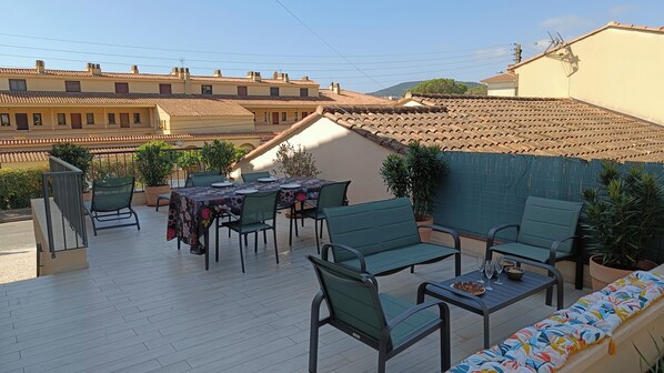 Outdoor dining - Magnificent renovated 3-room apartment at the foot of the Esterel massif, 50m from the sea. (Saint-Raphaël)