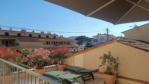 Property grounds - Magnificent renovated 3-room apartment at the foot of the Esterel massif, 50m from the sea. (Saint-Raphaël)