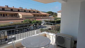Outdoor dining - Magnificent renovated 3-room apartment at the foot of the Esterel massif, 50m from the sea. (Saint-Raphaël)