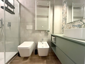 Dusche, kostenlose Toilettenartikel, Haartrockner, Bidet