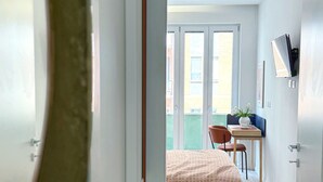 3 bedrooms, iron/ironing board, WiFi (free), bed sheets