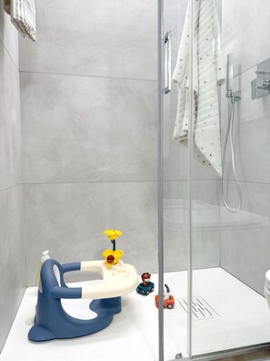 Dusche, kostenlose Toilettenartikel, Haartrockner, Bidet