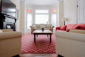 Living area - Bayview House at Lake on the Mountain (Prince Edward)