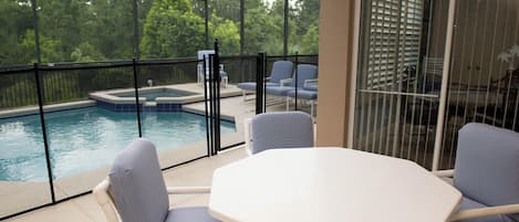 Una piscina al aire libre, una piscina climatizada
