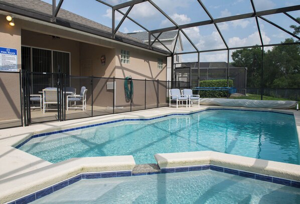 Una piscina al aire libre, una piscina climatizada