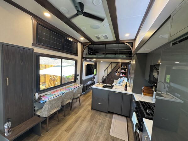 Micro-ondes, four, plaque de cuisson