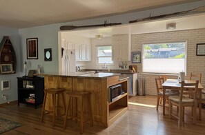 Kylskåp, mikrovågsugn, ugn och spishäll