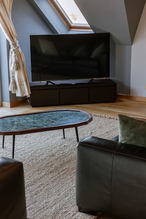 Apartment | 3 bedrooms, desk