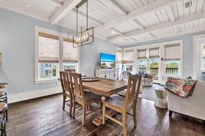 單棟房屋, 多張床 (Inlet Beach Retreat 202) | 客廳 | 電視