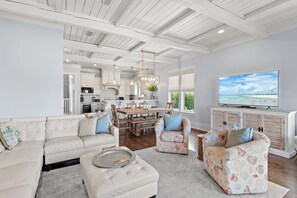 独立别墅, 多张床 (Inlet Beach Retreat 202) | 起居区 | 电视