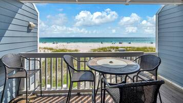 Rumah, Beberapa Tempat Tidur (Charline at Shoreline Villas) | Tempat makan outdoor