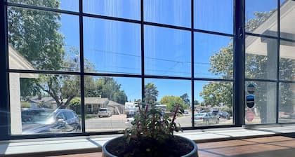 Luna's Hosted Retreat - Private Family & Pet Friendly 2BR Suite