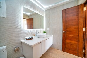 Haartrockner, Handtücher, Seife, Toilettenpapier