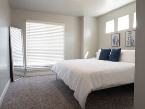 6 bedrooms, travel cot, free WiFi, bed sheets - All Day at Bear Lake- 6-bedroom townhome with 2 kitchens in charming Garden City (Garden City)