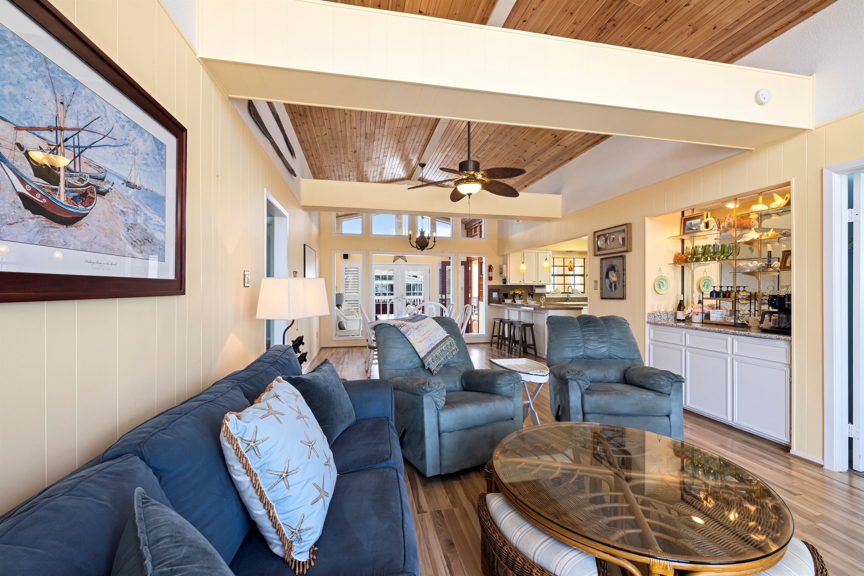 Een smart-tv, boeken en een filmbibliotheek