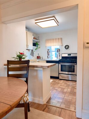 Four à micro-ondes, un four, surface de cuisson, lave-vaisselle