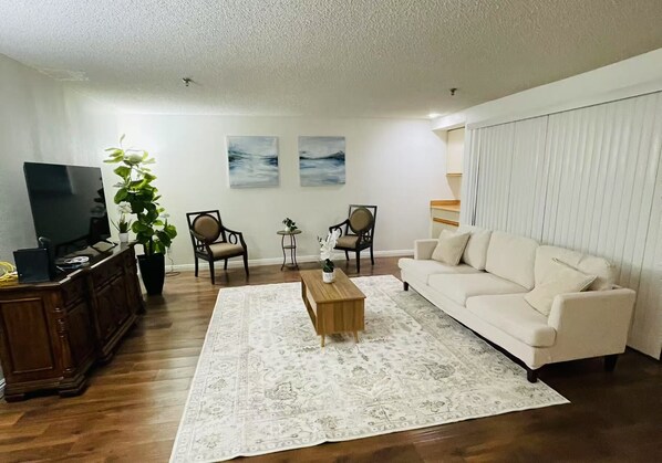 TV - 05 The Crown City Retreat All Inclusive Spacious 2bd 2ba Condo (Pasadena)