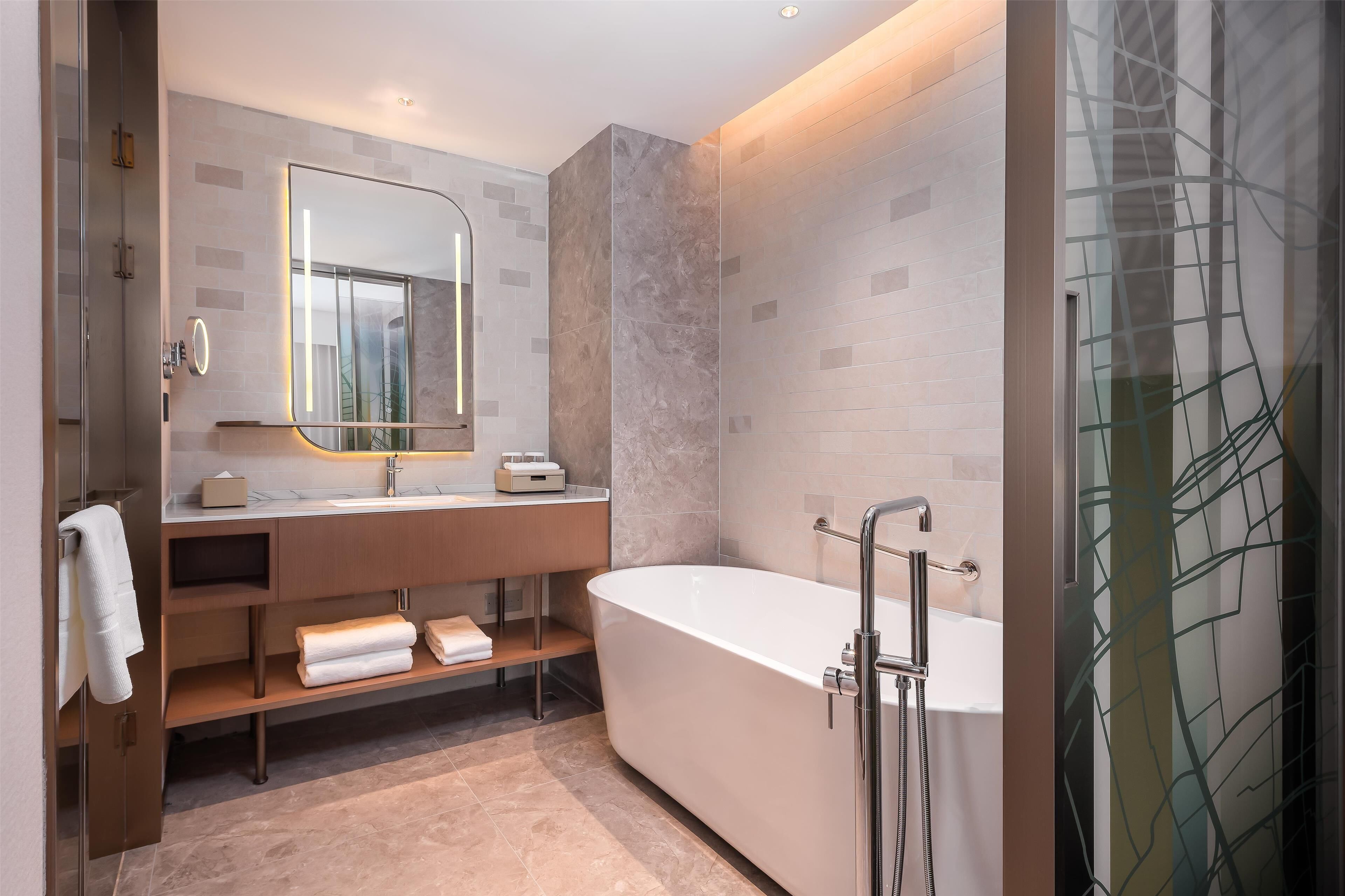 Deluxe Suite, 1 King Bed | Bathroom