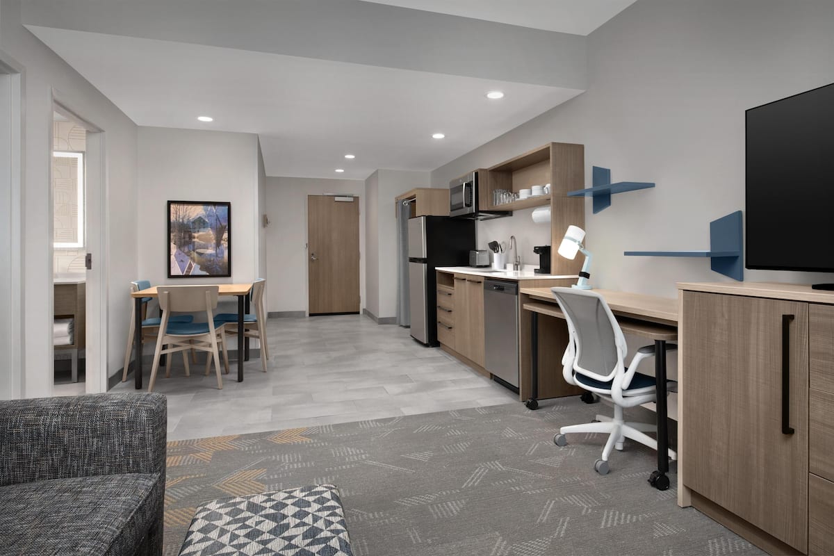 Suite, 1 Bedroom | Living area