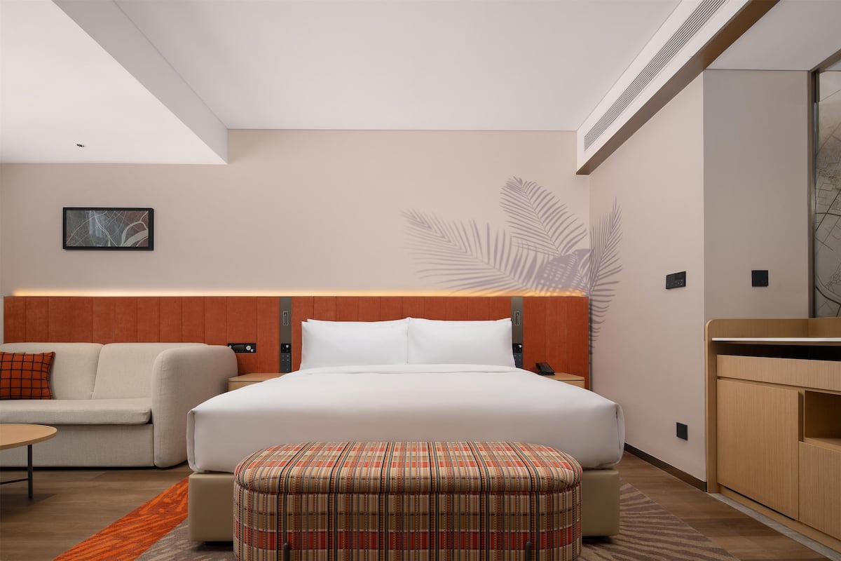 Deluxe Room, 1 King Bed (W/Sb) | Living area