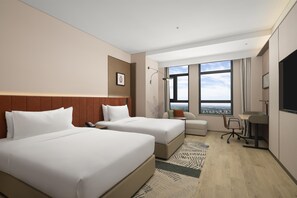 Deluxe Room, 2 Twin Beds, Lake View | Living area