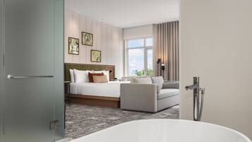 Habitación Deluxe, 1 cama King size y sofá cama | Área de sala de estar | Televisión LCD de 55 pulgadas con canales por cable