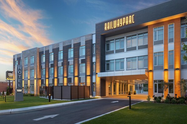 Exterior - Hotel Railwayparc Montreal, Tapestry Collection By Hilton (Montreal)