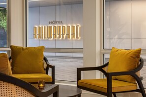 Lobby - Hotel Railwayparc Montreal, Tapestry Collection By Hilton (Montreal)