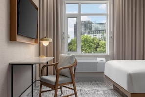 Premium bedding, down duvets, in-room safe, desk - Hotel Railwayparc Montreal, Tapestry Collection By Hilton (Montreal)